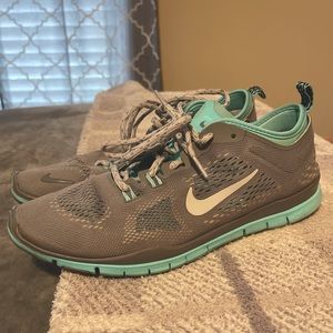 Nikes 9.5 gray and teal